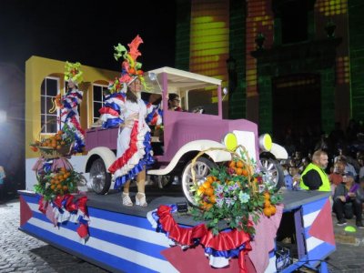 El ritmo y colorido de América Latina inundó las calles de Guía en la noche mágica de la Cabalgata de Carrozas