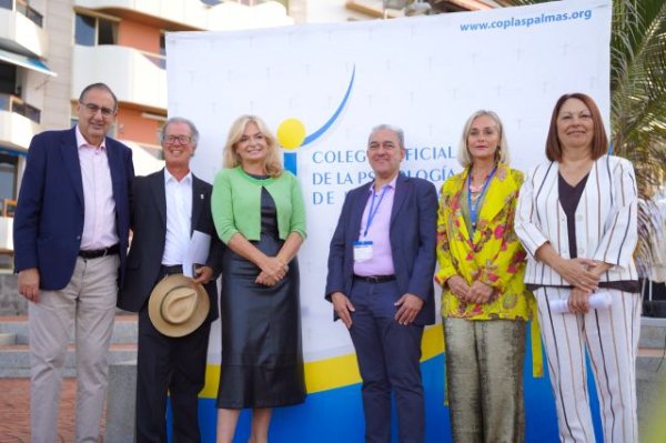 Esther Monzón asiste a la inauguración de la I Feria de Bienestar Psicológico Mentalis