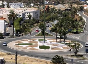 La entrada norte de Agaete &#039;pinta&#039; con flores el artesonado de la Ermita de Las Nieves