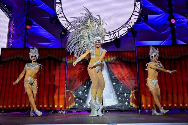 Drag Kálik se corona Drag Queen del Carnaval de Gáldar 2024