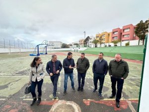 Guía: El consejero de Educación se compromete a licitar en marzo el techado de la cancha del CEIP Luis Cortí de Becerril