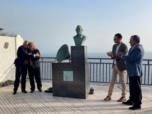 La Gomera reconoce la contribución social y radiofónica de Sito Simancas