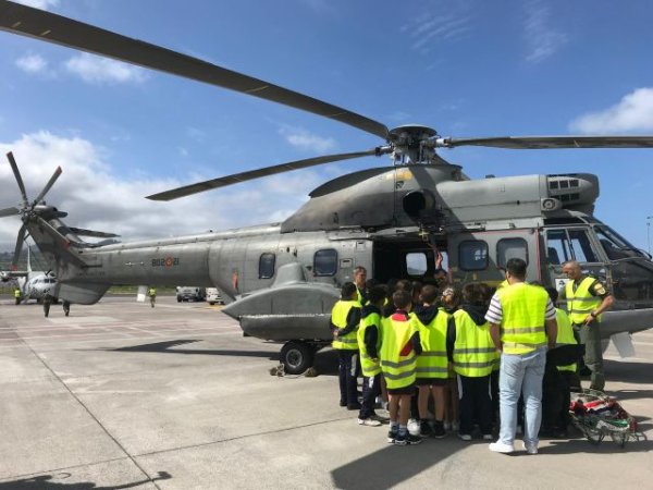 Centros escolares de Tenerife visitan las aeronaves del Ejército del Aire y del Espacio estacionadas en el aeropuerto Tenerife Norte