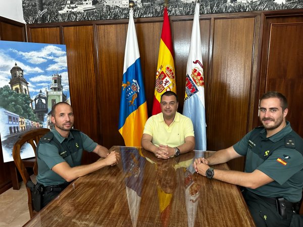 Guía: El alcalde da la bienvenida al nuevo capitán de la Primera Compañía de la Guardia Civil