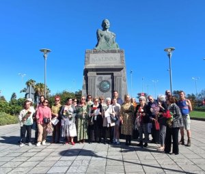 Homenaje a Pérez Galdós frente a la escultura del escritor en el 104 aniversario de su muerte