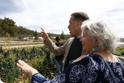 Zapata visita la Huerta Grande en Vilaflor un bosque productivo que ayuda a combatir el cambio clim&aacute;tico