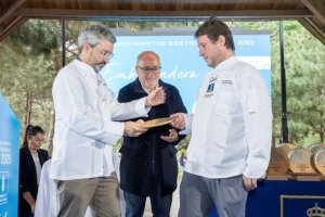 El Cabildo homenajea a los 20 restaurantes incluidos en las guías Michelín y Repsol