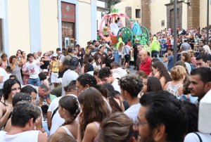 Guerra de Confeti llena de risas y j&uacute;bilo en la Batalla de Flores de las fiestas de Gu&iacute;a