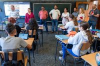 Valleseco entrega las agendas escolares al alumnado y supervisa las mejoras en el centro educativo