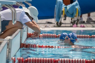 Relevo Paral&iacute;mpico realiza su primer encuentro interinsular de nataci&oacute;n