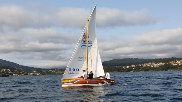 El bote de Vela Latina ‘Las Palmas de Gran Canaria’ navega en Cádiz para promocionar el deporte y la ciudad en Andalucía