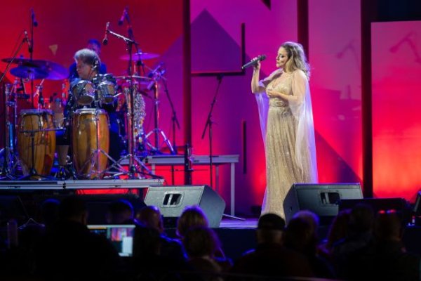 G&aacute;ldar: La voz de Patricia Mu&ntilde;oz ilumina la Plaza de Santiago y este viernes llega el espect&aacute;culo de Los Gofiones