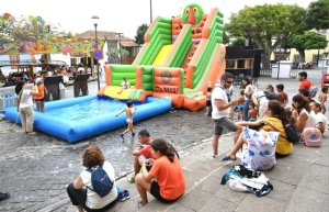 El grupo CantaJuego llen&oacute; la Plaza Grande de Gu&iacute;a de m&uacute;sica, diversi&oacute;n y colorido para los m&aacute;s peque&ntilde;os en las fiestas de La Virgen