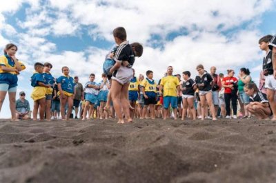 La novena edición del proyecto Cabildo de Gran Canaria con las escuelas de lucha canaria reúne a 17 clubes en la Playa de Melenara