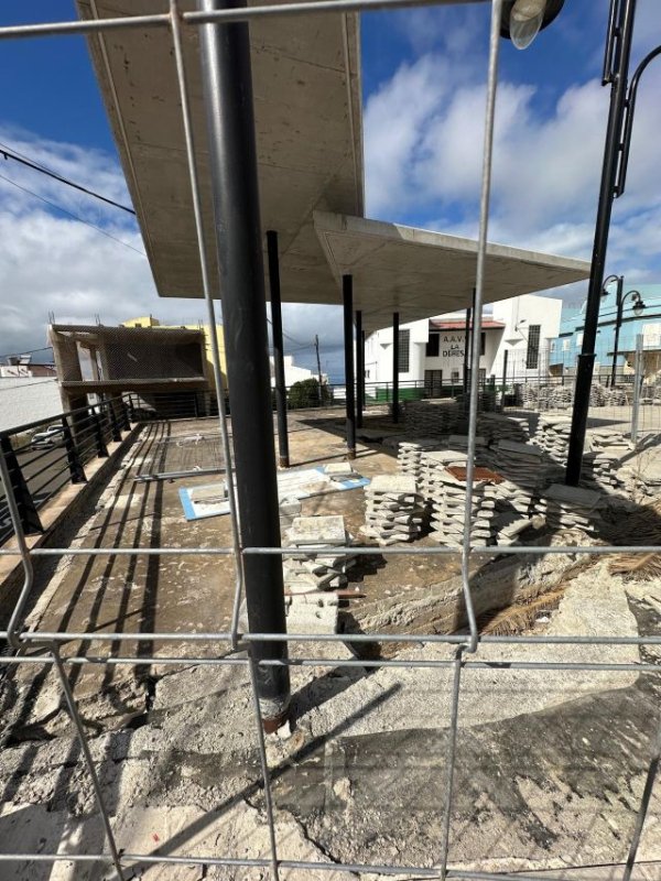 Guía: &#039;Juntos por Guía&#039; denuncia la parálisis que sufre la obra de la Plaza de La Dehesa