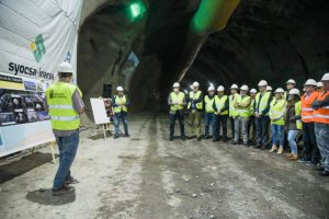 Torres resalta el ritmo de trabajo en la construcci&oacute;n del t&uacute;nel de Erjos, del que ya se haya ejecutado el 80%