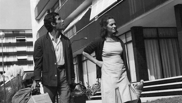 ‘La piel quemada’, neorrealismo español de los 60 sobre los contrastes entre el turismo y la migración interior