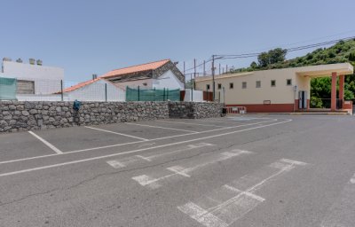 Valleseco instala dos nuevos puntos de recarga para vehículos eléctricos junto a las instalaciones deportivas y la Escuela Infantil