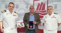 Puerto del Rosario: El alcalde Juan Jim&eacute;nez recibe a los comandantes del buque de apoyo log&iacute;stico &lsquo;Ysabel&rsquo;, atracado en el puerto capitalino
