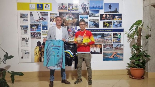 Francisco Castellano recibe y felicita José Mario Rodríguez, campeón de España de Enduro 2023 en la categoría Master 50