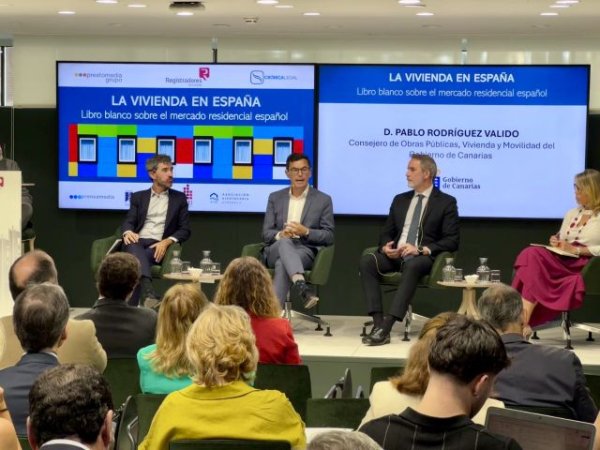 Rodr&iacute;guez destaca en Madrid la estrategia canaria para afrontar la emergencia habitacional y aumentar la oferta