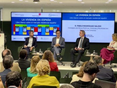 Rodríguez destaca en Madrid la estrategia canaria para afrontar la emergencia habitacional y aumentar la oferta