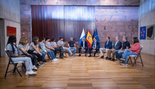 Clavijo destaca el “talento” de los jóvenes canarios tras reunirse con campeones de España en robótica aeroespacial