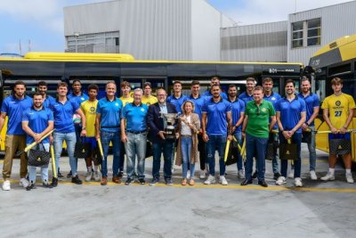 El Club Voleibol Guaguas exhibe su t&iacute;tulo de la Superliga 2023 en Guaguas Municipales