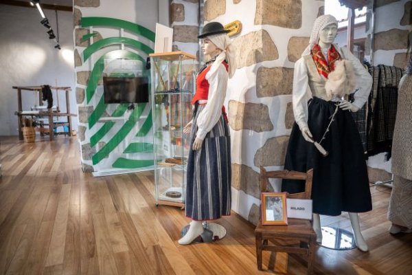 La Muestra ‘Los hilos del ayer’ se exhibe en Teror para recuperar el valor de los centenarios telares