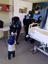 Los ni&ntilde;os del HUC reciben la visita de la Polic&iacute;a Local de La Laguna
