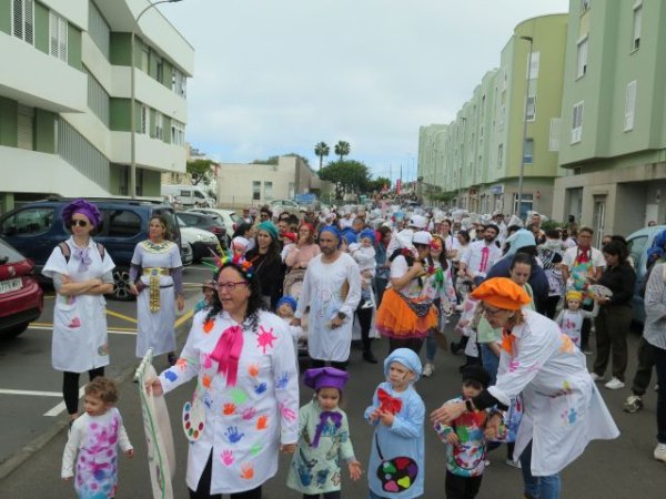 Alegría, colorido y fantasía inundaron hoy las calles de Guía en la Gran Cabalgata Escolar de Carnaval