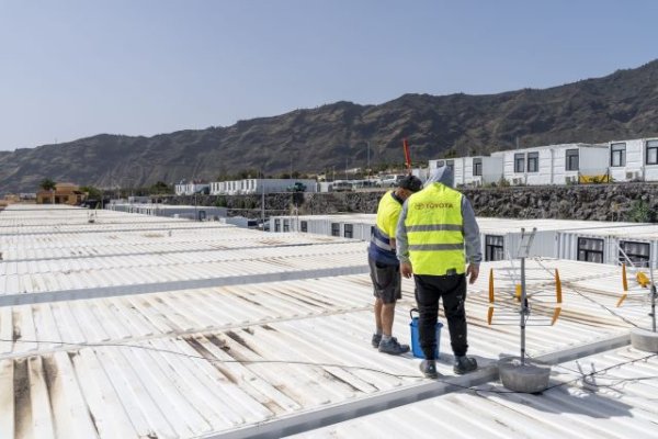 Vivienda inicia los trabajos para eliminar las manchas de óxido en las viviendas modulares de Los Llanos