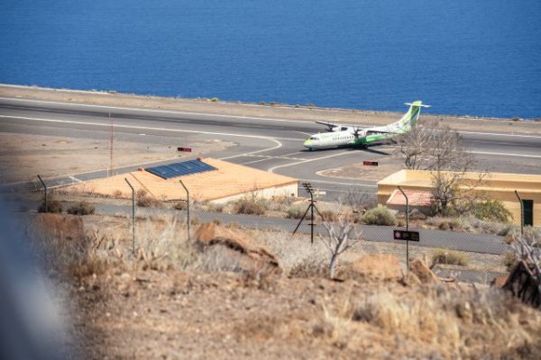 Cabildo de La Gomera y Binter acuerdan la modificación de horarios para mejorar la conectividad con Gran Canaria