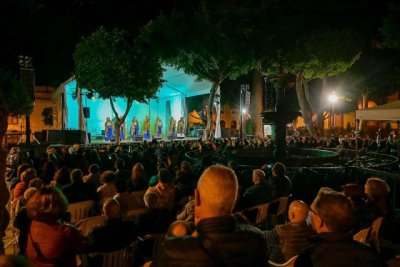G&aacute;ldar: La Plaza de Santiago r&iacute;e y disfruta con la Noche de Chirimurgas