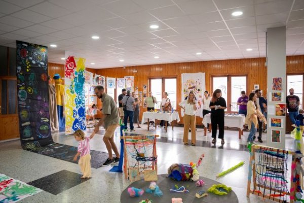 Gáldar: &#039;El Viaje del Atelier&#039; se embarca en Marmolejos con gran éxito y una exposición llena de color y creatividad
