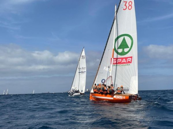 Vela Latina Canaria: El Spar Guerra del R&iacute;o marca el mejor tiempo y avanzan ocho botes en la primera eliminatoria del Torneo Fundaci&oacute;n La Caja de Canarias