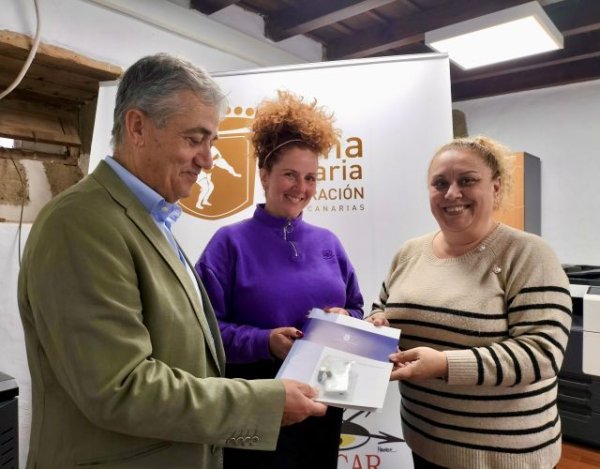 El Cabildo entrega m&aacute;s de 100 a&ntilde;os de archivos hist&oacute;ricos digitalizados a la Federaci&oacute;n de Lucha Canaria