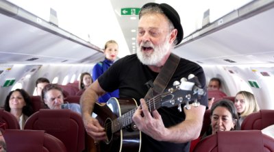 Binter sorprende con un concierto en pleno vuelo de Madrid a Gran Canaria como adelanto del festival Locos por la M&uacute;sica