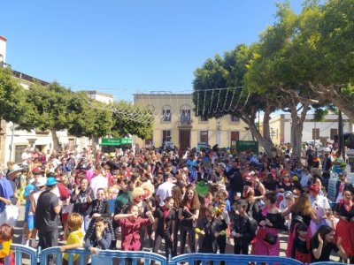 M&aacute;s de un millar de personas inundaron hoy las calles de Gu&iacute;a de color, ritmo y fantas&iacute;a en la Gran Cabalgata Escolar de Carnaval