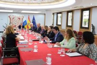 Gobierno y cabildos acuerdan un calendario de comisiones para desbloquear la financiaci&oacute;n, carreteras o dependencia