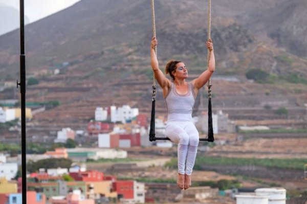 Danza, acrobacia, música y arquitectura conforman el &#039;Mecano&#039; de dama, experiencia cultural multidisciplinar en Cueva Pintada