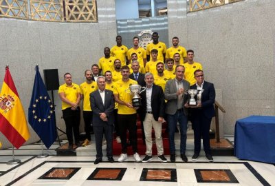 El presidente de Canarias agasaja al Club Voleibol Guaguas