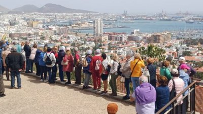 Los mayores de Gu&iacute;a disfrutaron de una salida cultural para conocer la capital grancanaria &lsquo;a vista de p&aacute;jaro&rsquo;