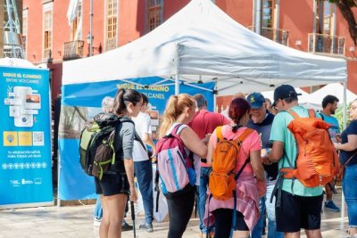 M&aacute;s de 200 peregrinos acuden a G&aacute;ldar para retirar su insignia del Camino de Santiago Entre Volcanes
