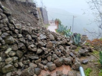 El Ayuntamiento de G&aacute;ldar interviene en m&uacute;ltiples desprendimientos en median&iacute;as tras las intensas lluvias