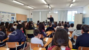 Gu&iacute;a: El escritor Santiago Gil &lsquo;vuelve&rsquo; al CEIP Nicol&aacute;s Aguiar, el colegio de su infancia, para acercar al gran imaginero Lujan P&eacute;rez a los escolares