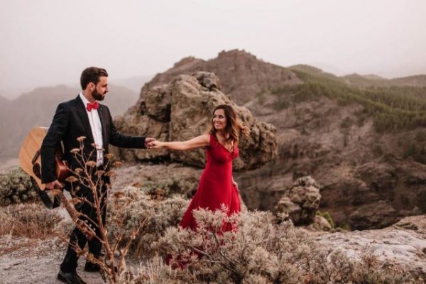 Vuelven las noches de Cueva Pintada por Navidad con ambientación musical a cargo del dúo ‘Twin Up’