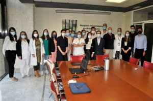 El Hospital Dr. Negrín muestra el funcionamiento del equipo de hipertermia a una delegación de Malasia