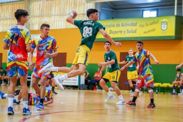 El galdense Alberto Delgado jugará en el Club Balonmano Cisne la próxima temporada