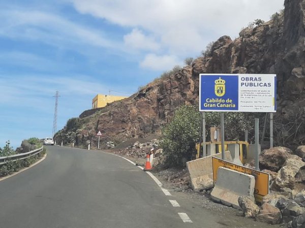 El Cabildo habilita un paso para facilitar el tránsito de los vecinos mientras se ejecuta la obra de muros de la carretera de Hoya Pineda